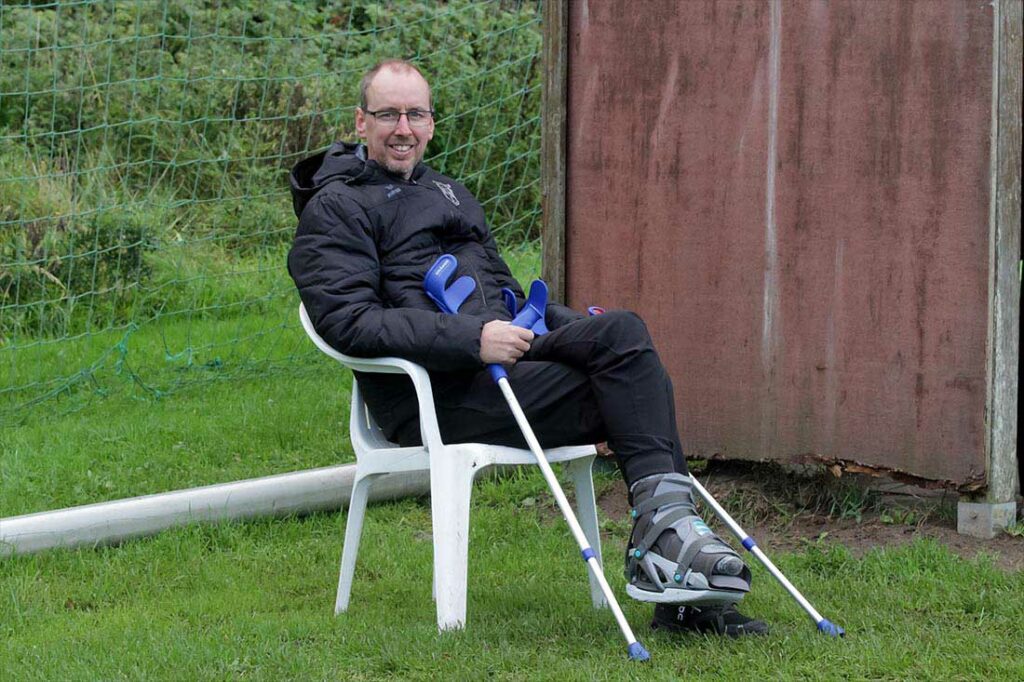 Coach Uwe Petersen (Frisia Risum-Lindholm) fährt trotz des späten Ausgleichs mit einem Lächeln aus Kiel ab. © 2023 Ismail Yesilyurt