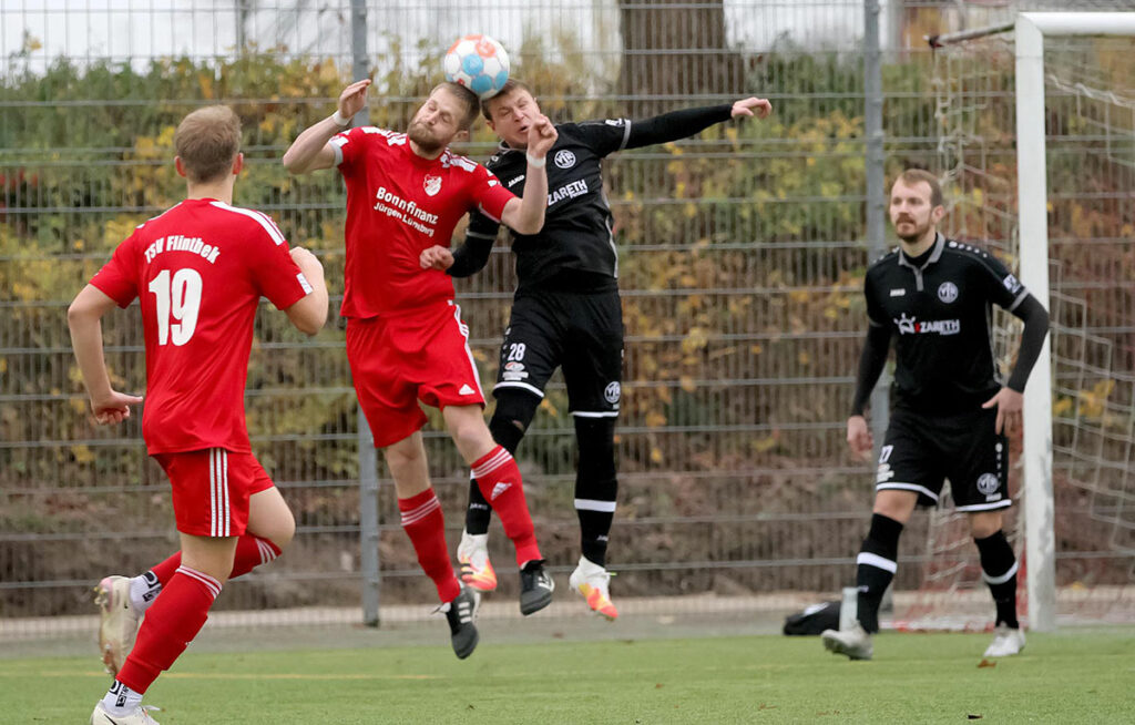 Geheimwaffe zuhause – der kopfballstarke Andreas Büssau (vorne, gegen Laboes Sebastian Wendt) im gegnerischen Strafraum. Geheimwaffe zuhause - der kopfballstarke Andreas Büssau (vorne, gegen Sebastian Wendt) im gegnerischen 16er. © Ismail Yesilyurt