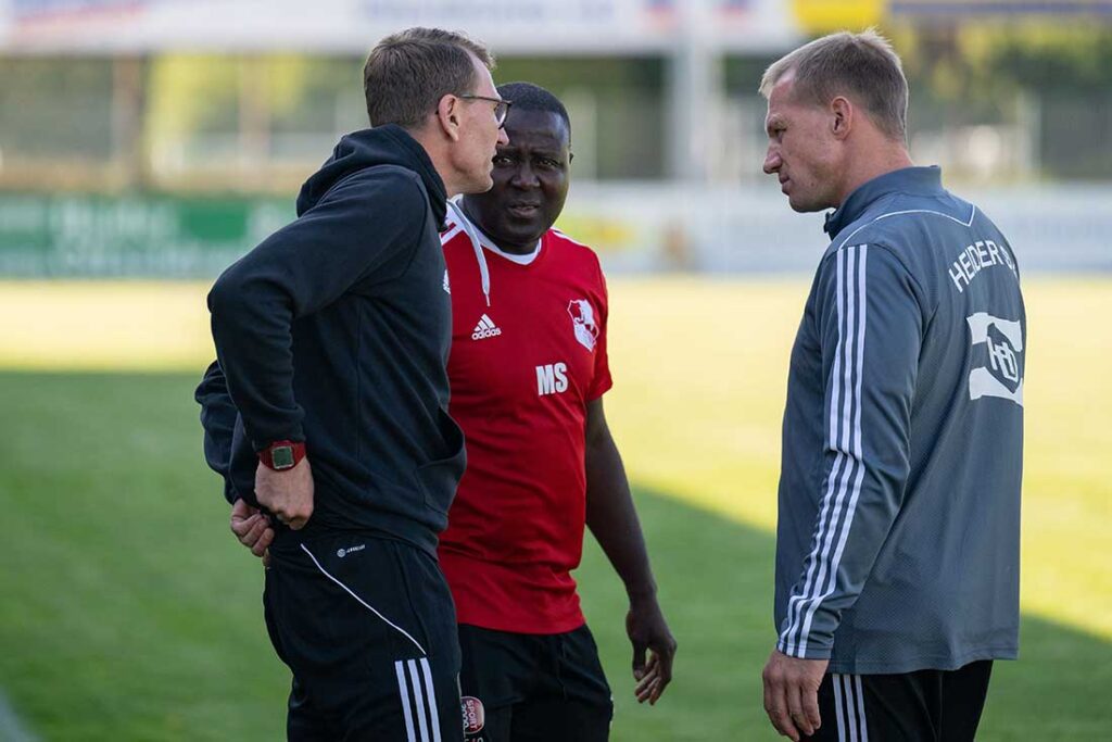 Das Heider Trainer-Trio bespricht die Anweisungen an ihr Team. © 2024 Volker Schlichting Das Heider Trainer-Trio bespricht die Anweisungen an ihr Team. © 2024 Volker Schlichting