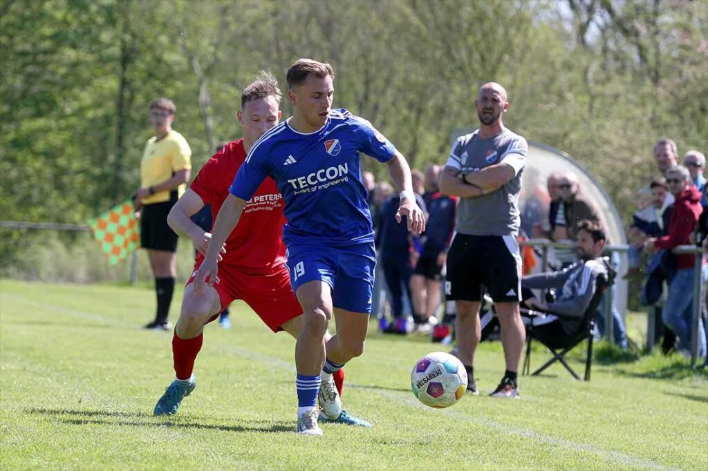 Luca Aouci (SpVg Eidertal Molfsee), dahinter Tobias Ravn (TSB Flensburg). © 2025 Ismail Yesilyurt Luca Aouci (SpVg Eidertal Molfsee), dahinter Tobias Ravn (TSB Flensburg). © 2025 Ismail Yesilyurt