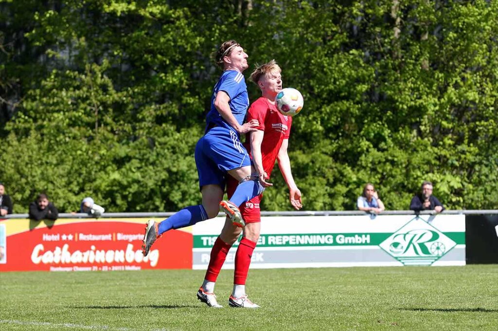 Tom Braesch (SpVg Eidertal Molfsee) versucht, Hendrik Fleige (TSB Flensburg) bei der Ballannahme zu stören. © 2025 Ismail Yesilyurt