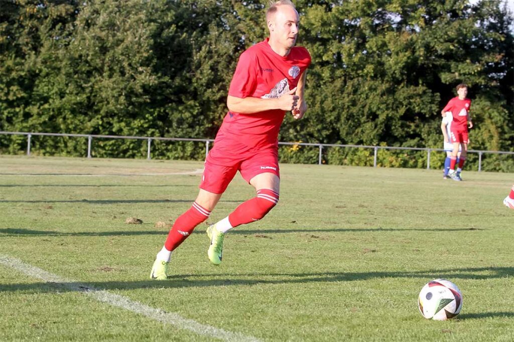 Schütze des 1:0 – Dennis Kowski (SG Oldenburg/Göhl). © 2025 Ismail Yesilyurt Dennis Kowski (SG Oldenburg-Göhl). © 2025 Ismail Yesilyurt