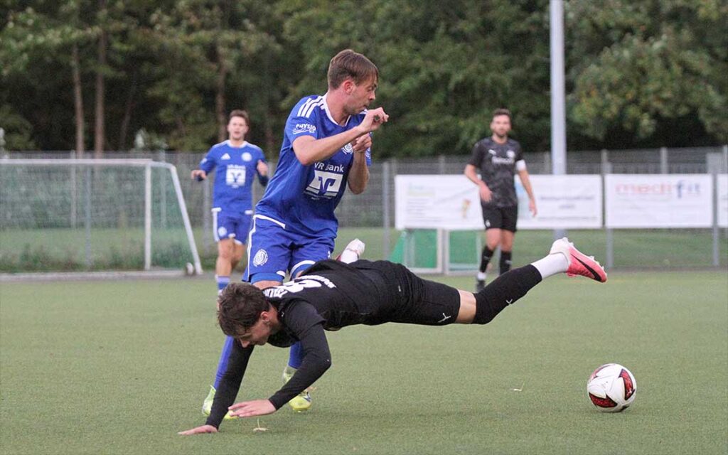 Leon Mordhorst (TSV Klausdorf) flachgelegt gleich von Jarmo Schmidt (TuS Nortorf). © 2026 Ismail Yesilyurt Leon Mordhorst (TSV Klausdorf) flachgelegt gleich von Jarmo Schmidt (TuS Nortorf). © 2026 Ismail Yesilyurt