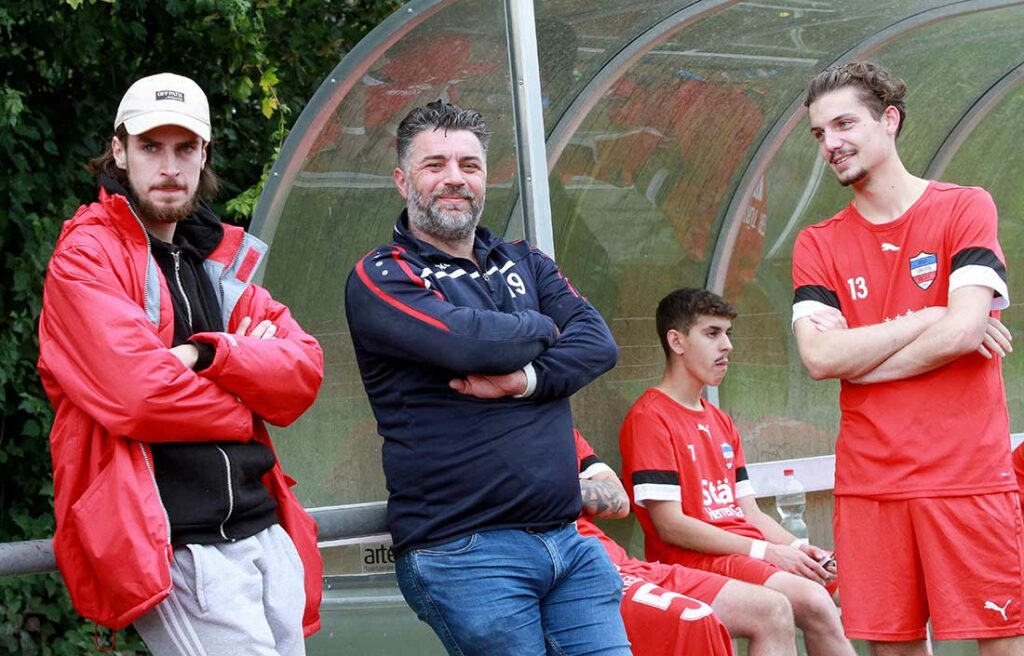 Soner Kisla (Coach Inter Türkspor Kiel II, mitte) hat trotz der prekären Lage sein Lachen nicht verloren. Links Co-Trainer Thore Crzelachowski. 2022 Ismail Yesilyurtjpg