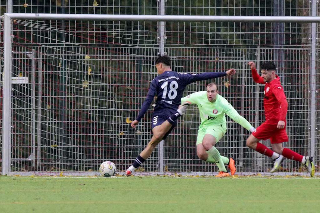 Der Schlusspunkt der unglücklichen Begegnung - Ayoub Akhber gelingt das 3:1 für Norderstedt gegen Keeper Tom Pachulski und Tom Baller. © 2023 Ismail Yesilyurt 