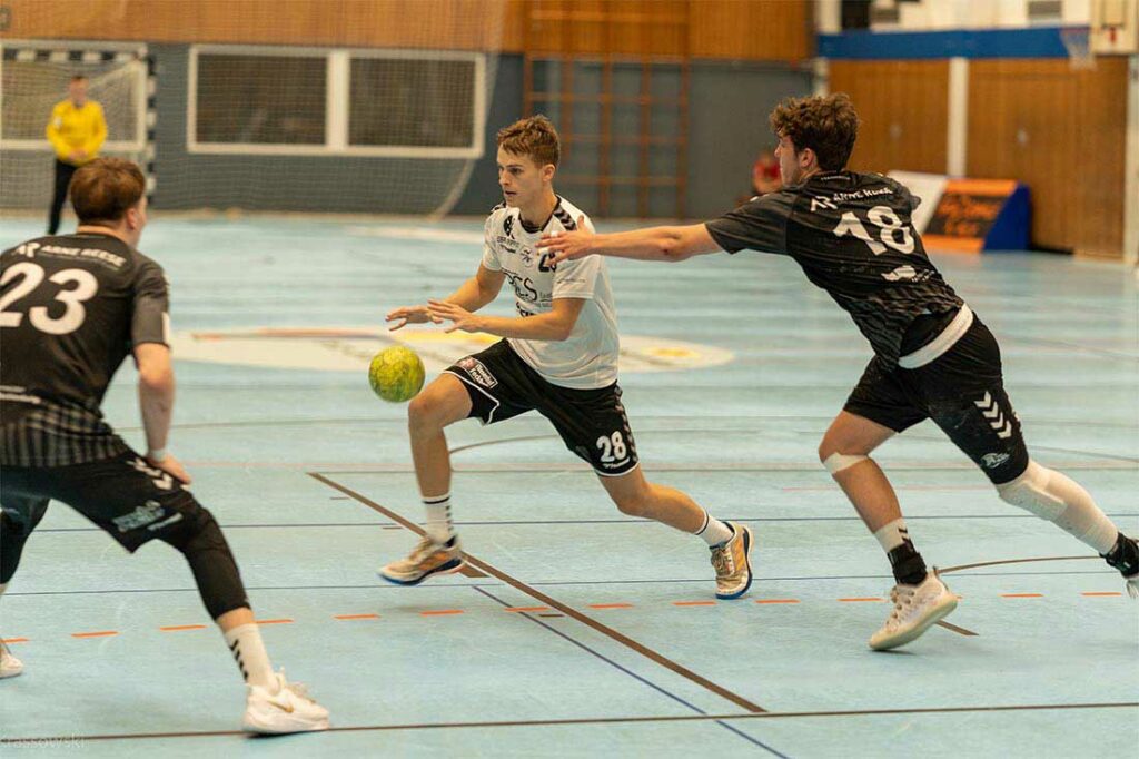 Oke Petersen (mitte, SG Eider-Harde) hat Ball und Anspielstation gleichzeitig im Blick. © 2022 Daniel Krassowski Oke Petersen (mitte, SG Eider-Harde) hat Ball und Anspielstation gleichzeitig im Blick. © 2022 Daniel Krassowski