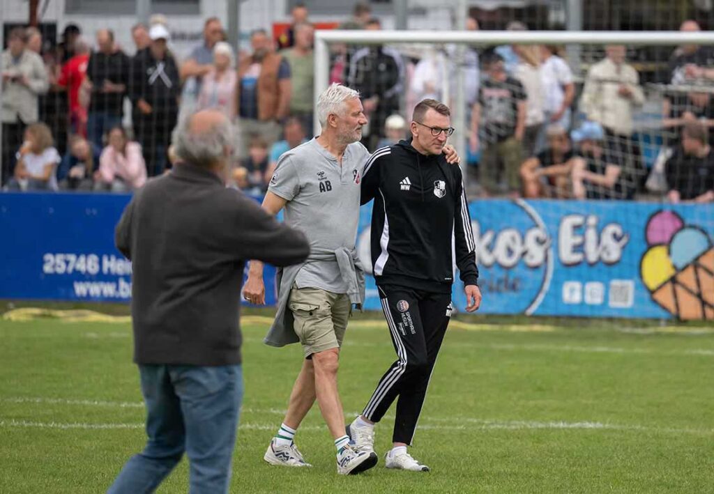 Markus Wichmann (Heider SV), hier mit Andreas Bergmann (Altona 93., li.), muss personell etwas jonglieren . © 2025 Volker Schlichting Die Trainer Andreas Bergmann (Altona 93., li.) und Markus Wichmann (Heider SV). © 2025 Volker Schlichting