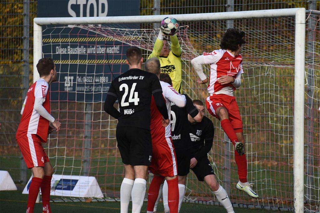 ESV-Keeper Lauritz Sievers klärt vor Maximilian Musci (TSV Bordesholm). © 2022 Olaf Wegerich ESV-Keeper Lauritz Sievers klärt vor Maximilian Musci (TSV Bordesholm). © 2022 Olaf Wegerich