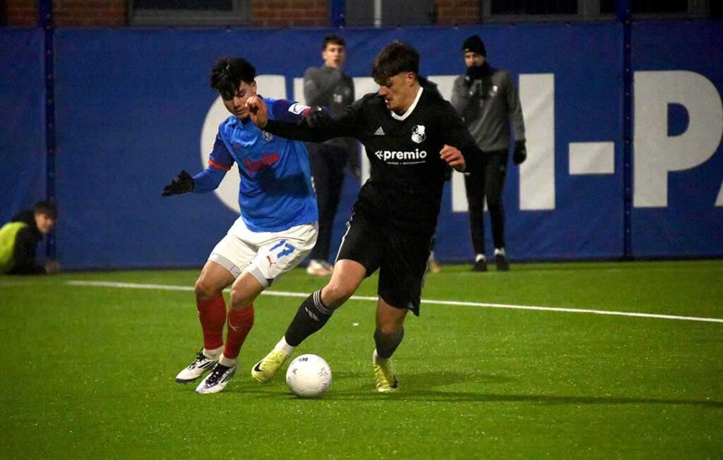 Matthew Meier (li., Holstein Kiel II) gegen Macius Dahm (Heider SV). © 2025 Olaf Wegerich Matthew Meier (li., Holstein Kiel II) gegen Macius Dahm (Heider SV). © 2025 Olaf Wegerich