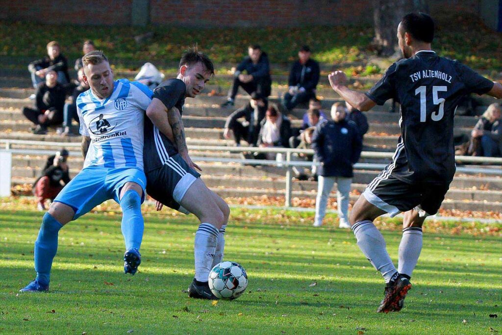 In der ersten Hälfte war der TSV Altenholz II nicht so griffig wie hier Tjorge Schwarz (mitte). Rechts Takuto Kojima. © 2022 Ismail Yesilyurt