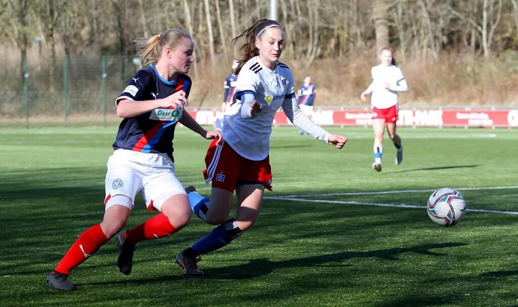 Alia Redant (li., Holstein Women), hier im Spiel gegen den HSV, erzielte der Ehrentreffer Alia Redant (li., Holstein Women), hier im Spiel gegen den HSV, erzielte der Ehrentreffer