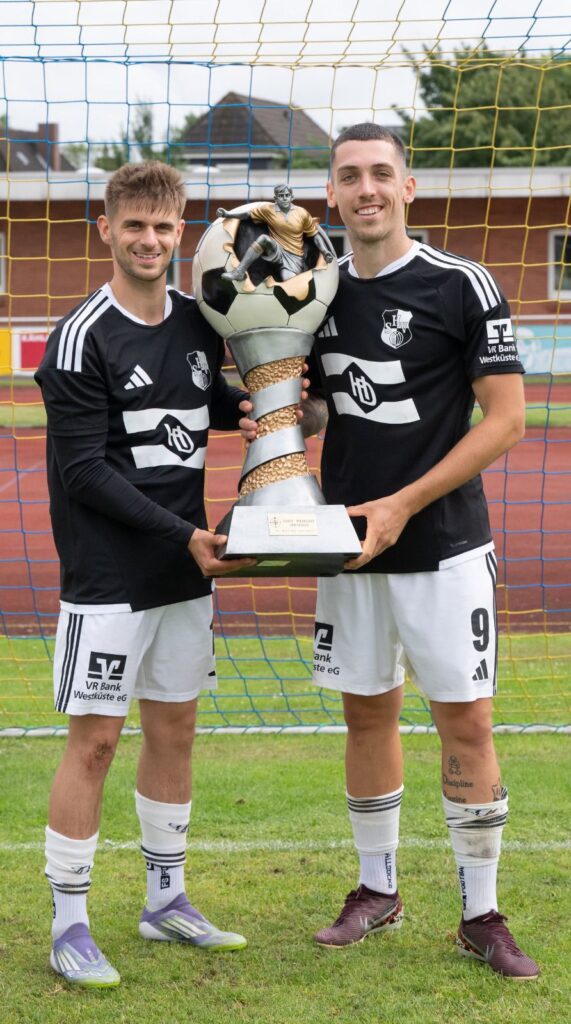 Jannis Hinz und Mika Kieselbach präsentieren den Pokal. © 2026 Volker Schlichting Jannis Hinz und Mika Kieselbach präsentieren den Pokal. © 2026 Volker Schlichting
