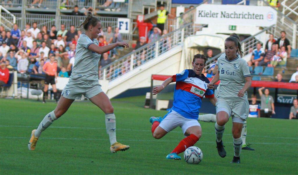 Sandra Krohn (mitte, Holstein Kiel) verpasst hier knapp einen Torschuss aus dem Strafraum. Quelle: Ismail Yesilyurt
