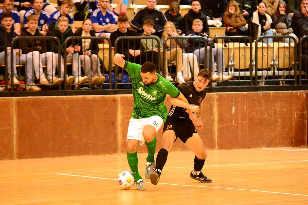 Issam Khemiri (TSV Gadeland) verteidigt den Ball gegen Marko Ahrens (SG Padenstedt). © 2025 Olaf Wegerich Issam Khemiri (TSV Gadeland) verteidigt den Ball gegen Marko Ahrens (SG Padenstedt). © 2025 Olaf Wegerich