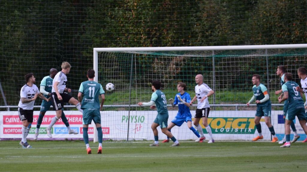 Hendrik Fleige (Heider SV) köpft zum Führungstreffer ein. © 2026 Olaf Wegerich Hendrik Fleige (Heider SV) köpft zum führungstrreffer ein. © 2026 Olaf Wegerich
