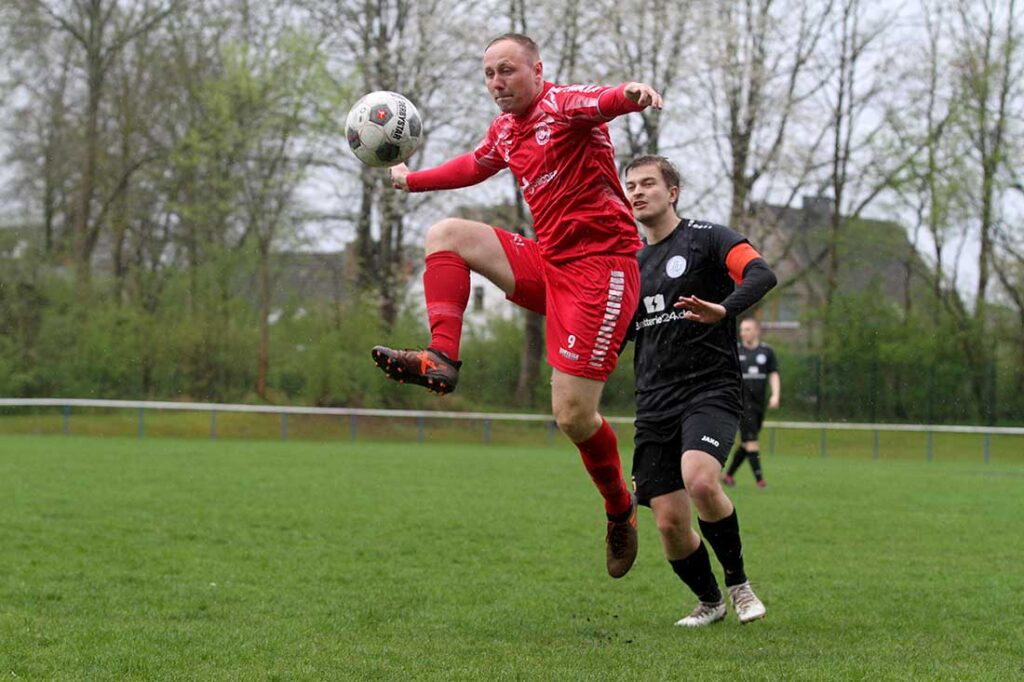 Malte Jessen (Gettorfer SC) wird in der eigenen Hälfte auf Höhe der Mittellinie von Moritz Borchers (Suchsdorfer SV) attackiert. © 2025 Ismail Yesilyurt