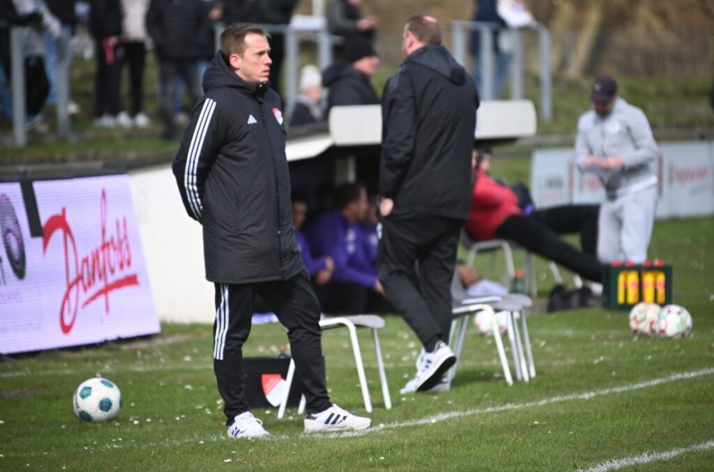 Trainer Martin Genz und seine Kaltenkirchener TS spielen als Aufsteiger eine respektable Saison. © 2026 Olaf Wegerich Trainer Martin Genz und seine Kaltenkirchener TS spielen als Aufsteiger eine respektable Saison. © 2026 Olaf Wegerich