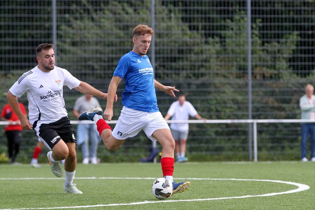 Alton Zymeraj (TSB Flensburg) verfolgt von Kristof Koop (TSV Kronshagen). © 2025 Ismail Yesilyurt Alton Zymeraj (TSB Flensburg) verfolgt von Kristof Koop (TSV Kronshagen). © 2025 Ismail Yesilyurt