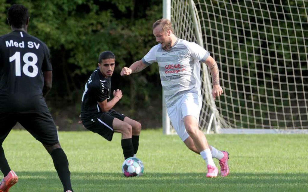 Ben Janßen (am Ball, SG Eckernförde-Fleckeby), hier gegen Gorgin Farho (MED SV), verdoppelt sein Saisonkonto. © 2024 Ismail Yesilyurt