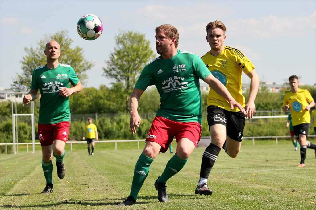 Michael Behnke (li.) und der MTSV Hohenwestedt hatten den starken TSV-Torjäger Jonas Schäfer (TSV Altenholz, mit 16 Toren Platz 1) im Griff. © 2023 Merve Prösch