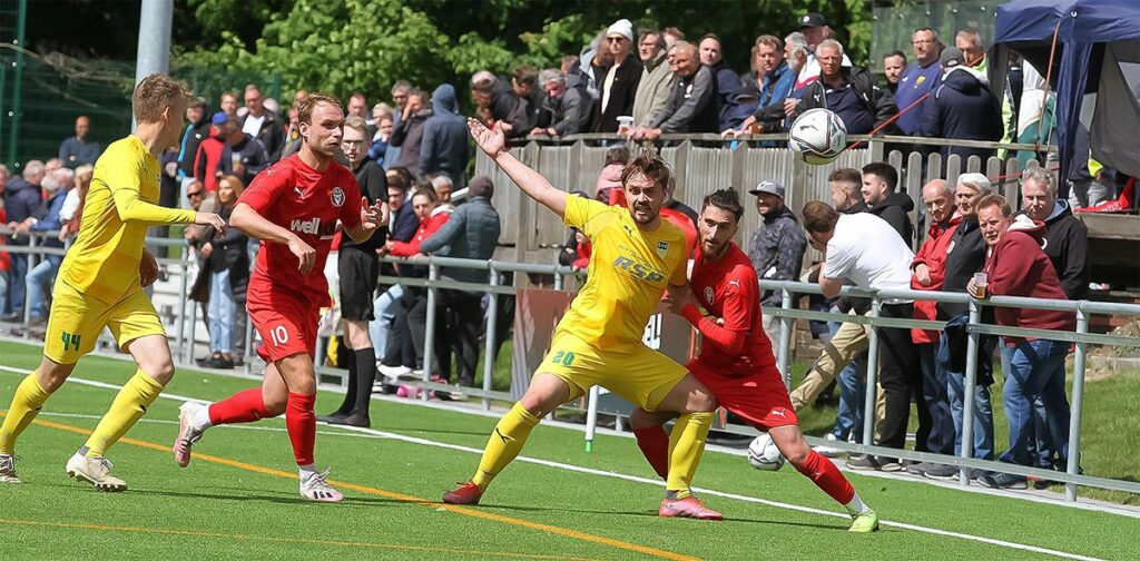 Viele rassige Zweikämpfe im Derby - Björn Schmidt (SVE Comet) beschwert sich über das Zerren von Berat Ayyildiz (Kilia Kiel). © Ismail Yesilyurt