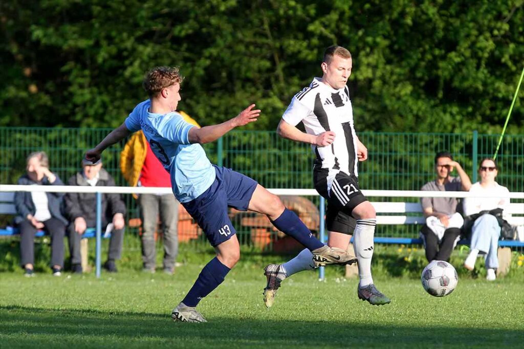 Benedikt Klose (Suchsdorfer SV, li.) gegen Yannick Meenken (Heikendorfer SV). © 2025 Ismail Yesilyurt Benedikt Klose (Suchsdorfer SV, li.) gegen Yannick Meenken (Heikendorfer SV). © 2025 Ismail Yesilyurt