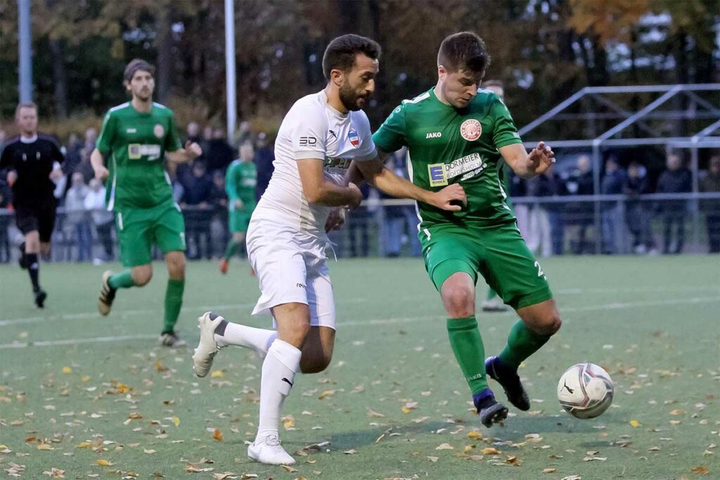 Bordesholms Philipp Spohn ist vor Erdogan Cumur (Inter Türkspor) am Ball. Philipp Spohn, vor Erdogan Cumur (Inter Türkspor) am Ball, ist eine der Konstanten. © Ismail Yesilyurt