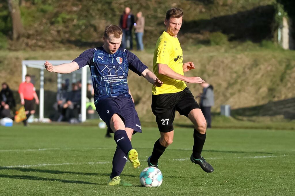 Arne Duggen (FSG Saxonia) kommt im Strafraum unbedrängt zum Schuss, der sich zum Rückpass entwickelt, rechts Torben Blechenberg. © Ismail Yesilyurt
