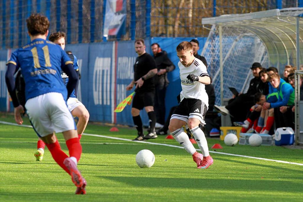 Der pfeilschnelle Aristeidis Andrikopoulos (1. FC Phönix Lübeck U23), 1:0-Schütze, bereitete Holstein einige Probleme.  © 2026 Ismail Yesilyurt