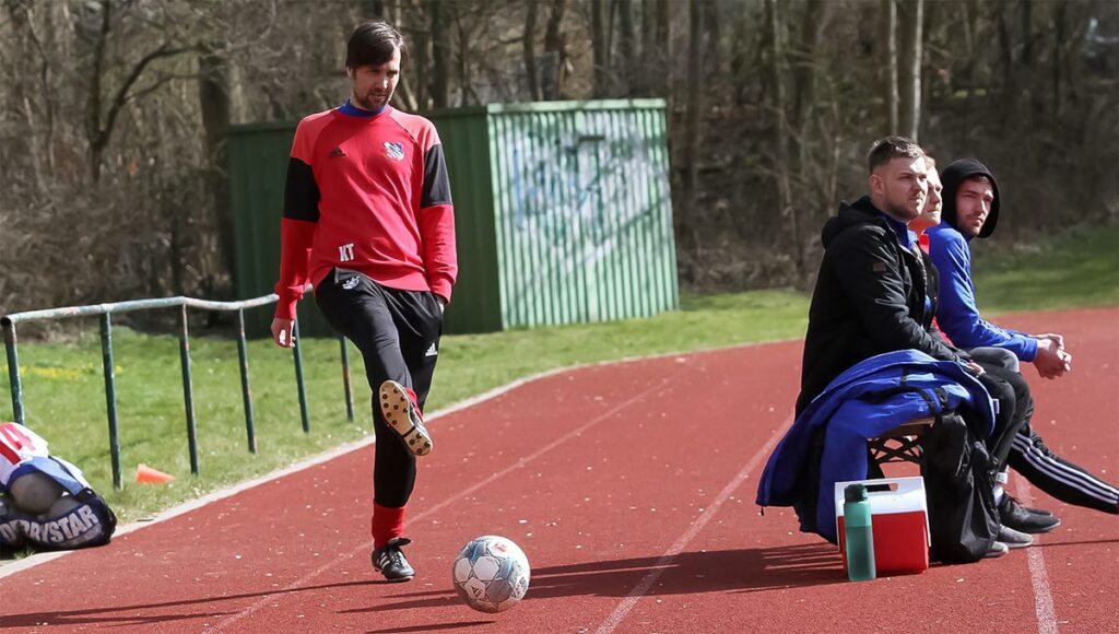 Nach vier Punkten innerhalb einer Woche gegen den SVE Comet entspannt sich die Lage im Abstiegskampf für Steins Coach Karsten Tolle. © Ismail Yesilyurt