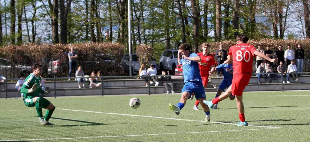 Hier hat Tahir Yilmaz Pech. Sein Schuss landet am Pfosten und nicht zum 1:0 im Netz. © 2025 Ismail Yesilyurt Hier hat Tahir Yilmaz Pech. Sein Schuss landet am Pfosten und nicht zum 1:0 im Netz. © 2025 Ismail Yesilyurt