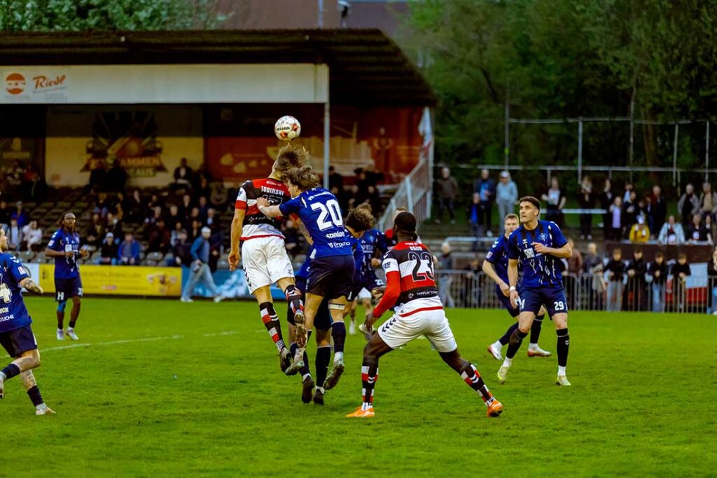 Rasmus Tobinski (Altona 93 ) gewinnt den Kopfball gegen Schröder (20, VfB Oldenburg). © 11ven Pixel
