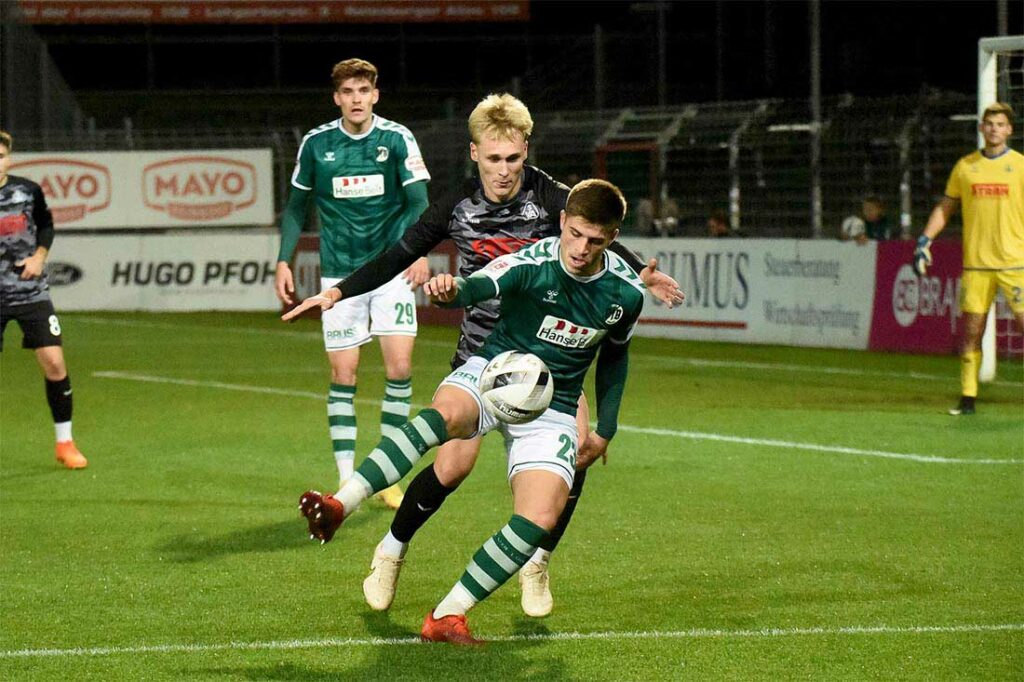 Mattis Daube (VfB Lübeck) gegen Julian Stöhr (Atlas). © 2022 Olaf Wegerich Mattis Daube (VfB Lübeck) gegen Julian Stöhr (Atlas). © 2022 Olaf Wegerich