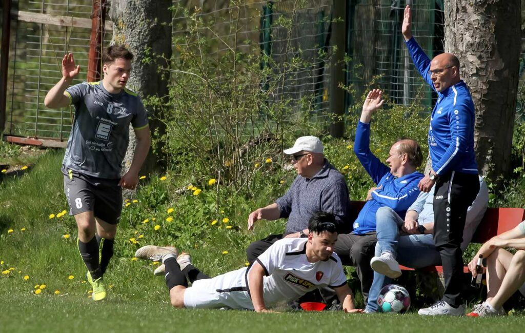 16 Saisontore von Maximilian Zimmermann (li.) sind auch eine Hausnummer. Nummer 3 in der Torjägerliste der Verbandsliga Ost. 16 Saisontore von Maximilian Zimmermann (li.) sind auch eine Hausnummer. Nummer 3 in der Torjägerliste der Verbandsliga Ost. © Ismail Yesilyurt
