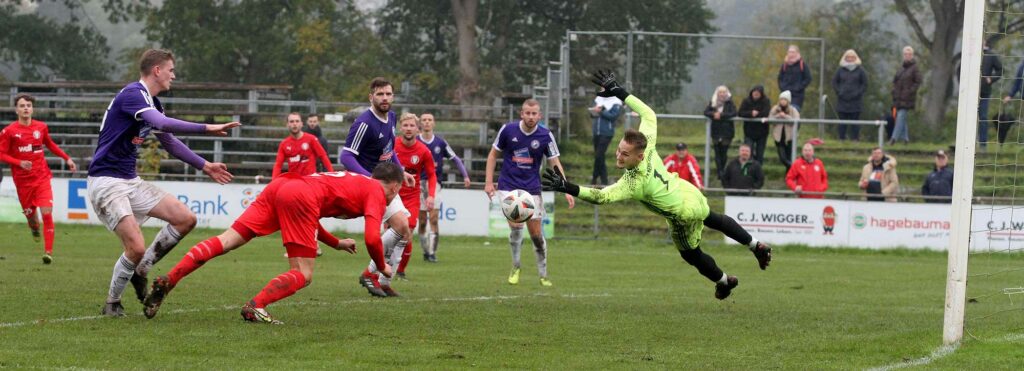 Tiefflug von Kilia Kapitän Florian Foit. VfR Keeper Kjell Berger ist machtlos gegen den Flugkopfball zum 0:5.