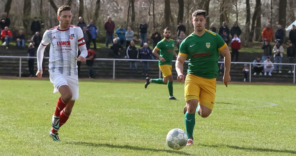Steins Kapitän Timo Federwisch, im Laufduell gegen Kennet Braasch, gelang der Ausgleich. Steins Kapitän Timo Federwisch, im Laufduell gegen Kennet Braasch, gelang der Ausgleich. © Ismail Yesilyurt