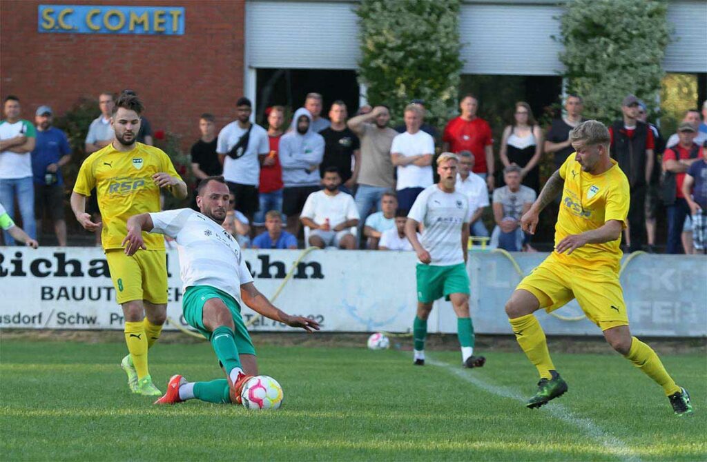Im Mittelfeld wurde nichts verschenkt. Hier versucht Hime Hakaj (TSV Klausdorf) wegzugrätschen, bringt aber Franko Milbradt (SVE Comet Kiel) zu Fall. © Ismail Yesilyurt