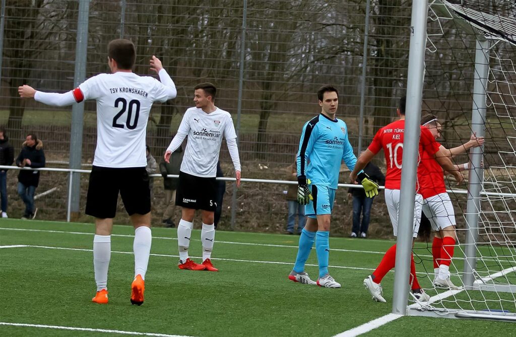 Sebastian Hencke hebt frustiert die Hände, Keeper Jonas Beckmann und Justus Kiewald sind ratlos und Jeppe Waschko nimmt das Tor als Andenken mit nach Hause. © Ismail Yesilyurt
