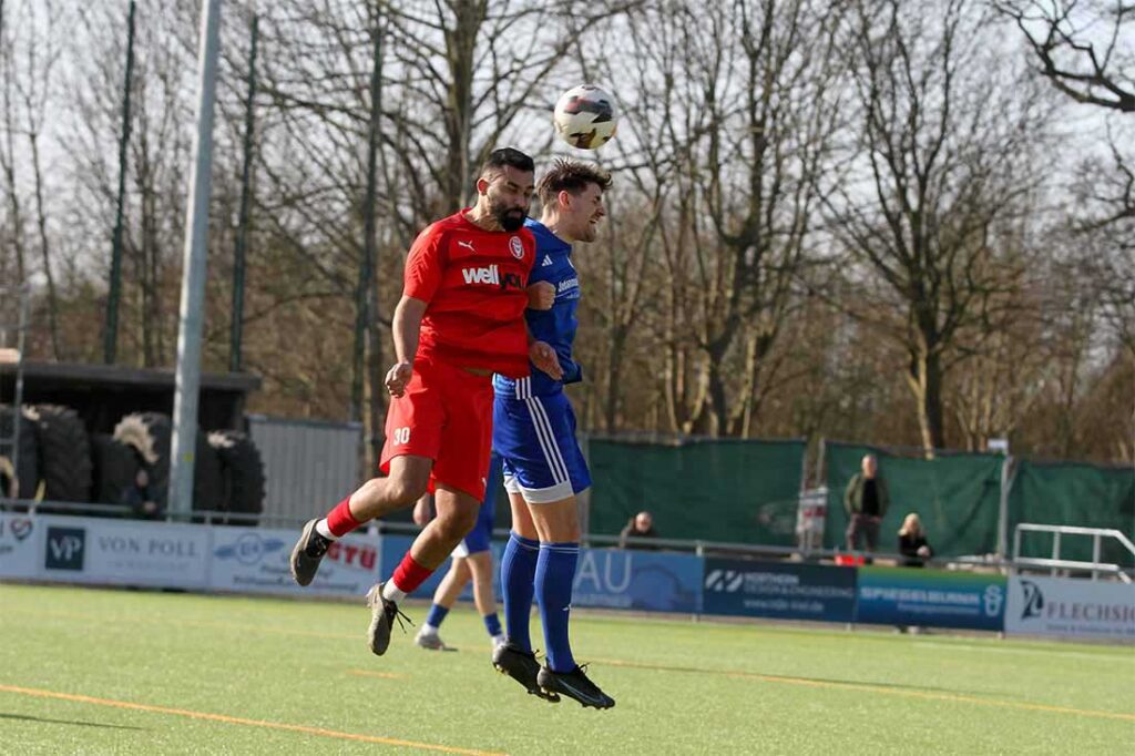 Doppeltorschütze Rico Bork (re., Oldenburger SV) im Kopfballduell mit Serhat Yazgan (Kilia Kiel). © 2025 Ismail Yesilyurt