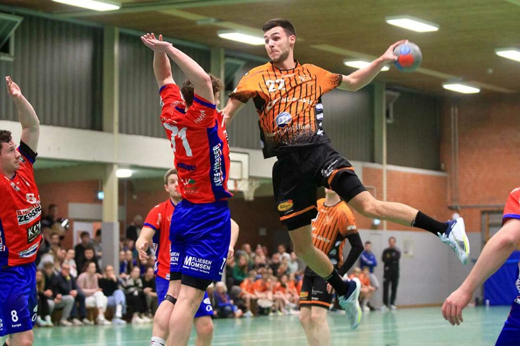 Jonas Brütt (HSG Mönkeberg-S.) beim Wurf gegen Felix Stiller (HSG Schülp-WR-RD). © 2024 Ismail Yesilyurt Jonas Brütt (HSG Mönkeberg-S.) beim Wurf gegen Felix Stiller (HSG Schülp-WR-RD). © 2024 Ismail Yesilyurt