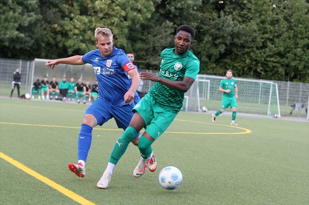 Mohammed Mahmud (TSV Klausdorf) am Ball gegen Tim Asmussen (TSV Friedrichsberg). © 2025 Ismail Yesilyurt Mohammed Mahmud (TSV Klausdorf) am Ball gegen Tim Asmussen (TSV Friedrichsberg). © 2025 Ismail Yesilyurt