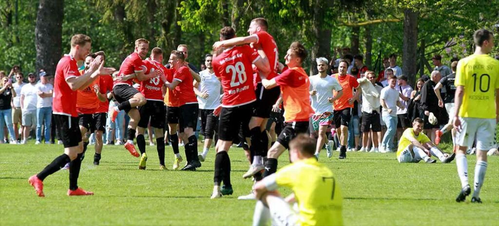 Jubel ohne Grenzen nach dem 1:0 und Schlusspfiff bei Rot-Schwarz Kiel. © 2023 Ismail Yesilyurt