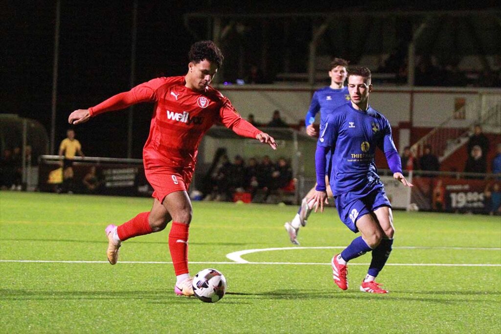 Joshua Nwokoma (Kilia Kiel)kurz vor seinem 4-0 mit einem Schuss ins lange Eck. Rechts Simon Broszeit (Eutin 08)© 2026 Ismail Yesilyurt
