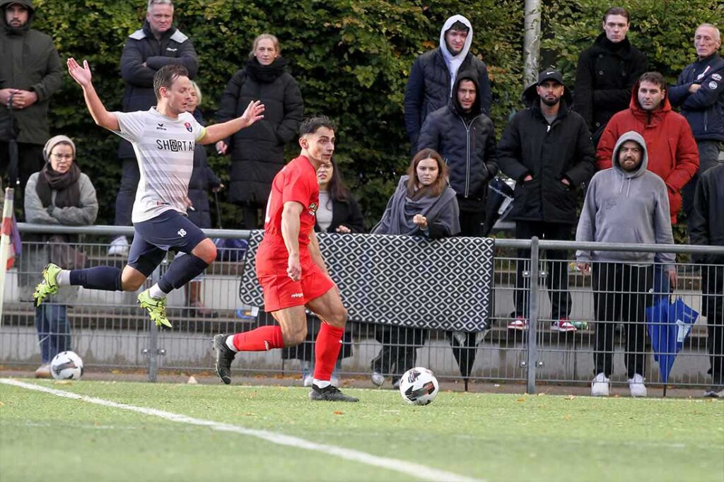 Der dribbelstarke Melih Cerrah (Inter Türkspor Kiel) ist schwer zu stoppen. LinksvKarl-Christian Melfsen (RB Obere Treene). © 2024 Ismail Yesilyurt