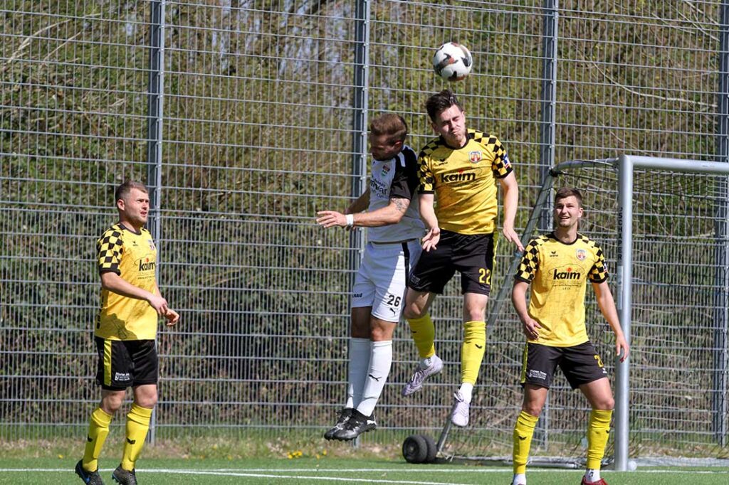 Thorge Jess (li., TSV Kronshagen) im Luftduell mit Jannik Danielsen (SV Frisia Risum-Lindholm). © 2025 Ismail Yesilyurt