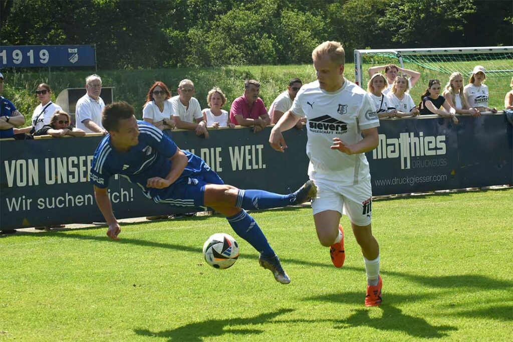 Leon Rathmann (Rotenhof) mit Luftloch und Schieflage gegen Henrik Stoeterau (Eckernförder SV). © 2024 Olaf Wegerich