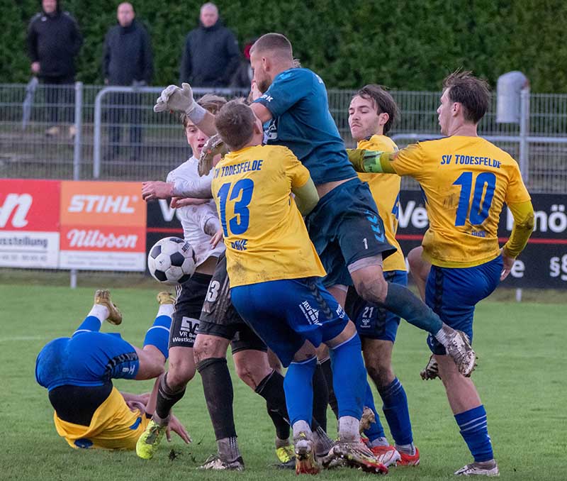 Das Spitzenspiel des Heider SV gegen den SV Todesfelde war ein enges beim 2:4. © 2025 Volker Schlichting Das Spitzenspiel des Heider SV gegen den SV Todesfelde war ein enges beim 2:4. © 2025 Volker Schlichting