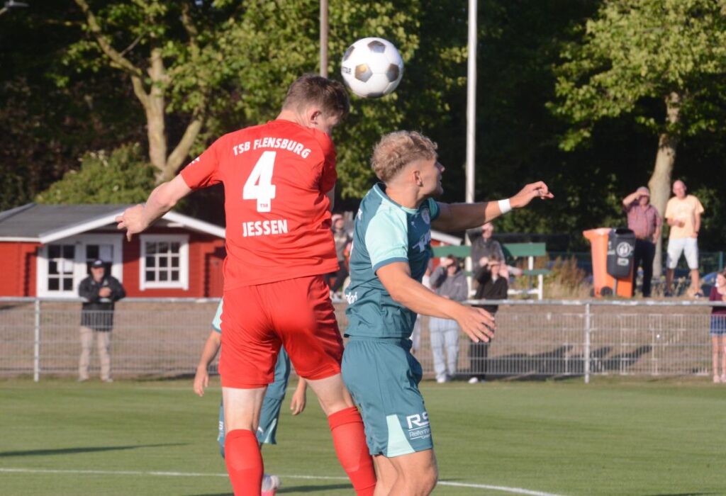 Jon Jessen (TSB Flensburg) im Kopfballduell mit Youri Von der Mehden (PSV Neumünster). © 2026 Olaf Wegerich Jon Jessen (TSB Flensburg) im Kopfballduell mit Youri Von der Mehden (PSV Neumünster). © 2026 Olaf Wegerich
