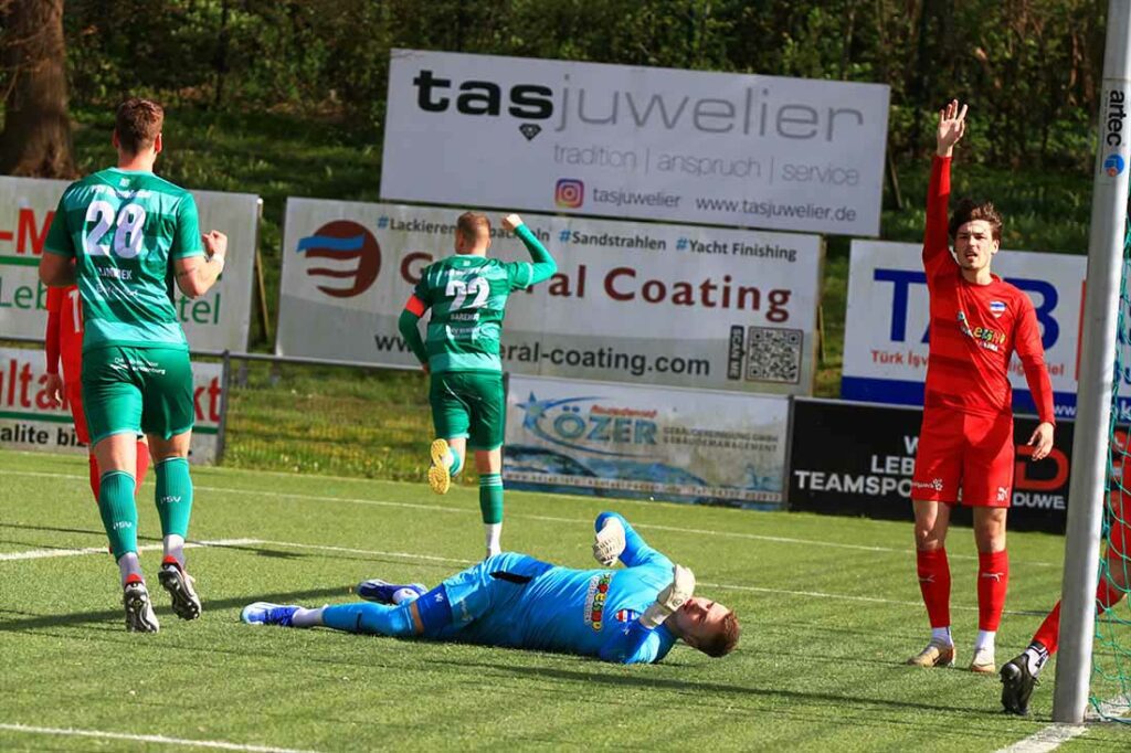 Kein Abseits wie Pascal Polonski (Inter Türkspor Kiel) anzeigt. Tilman Körtzinger liegt geschlagen auf dem Kunstrasen durch das 1:2 vom jubelnden Timo Barendt (22). © 2024 Ismail Yesilyurt Kein Abseits wie Pascal Polonski (Inter Türkspor Kiel) anzeigt. Tilman Körtzinger liegt geschlagen auf dem Kunstrasen durch das 1:2 vom jubelnden Timo Barendt (22). © 2024 Ismail Yesilyurt