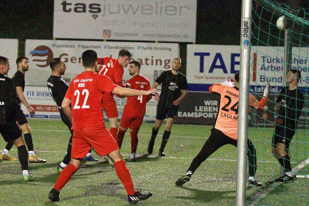 Jeppe Waschko (Inter Türkspor Kiel) köpft zum 4:1 ein. © 2023 Ismail Yesilyurt Jeppe Waschko (Inter Türkspor Kiel) köpft zum 4:1 ein. © 2023 Ismail Yesilyurt